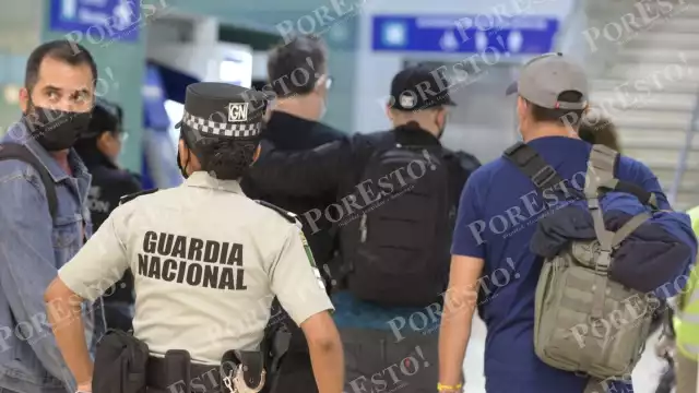 El hombre estaba custodiado por elementos de la Guardia Nacional durante su arribo al aeropuerto de Mérida