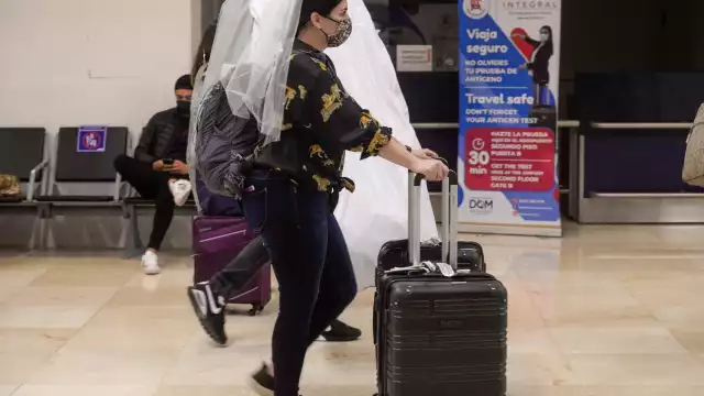 "Estamos muy contentos y seguros que a nuestros más de cien invitados les encantará la tranquilidad que prevalece en el estado", dijo la feliz novia