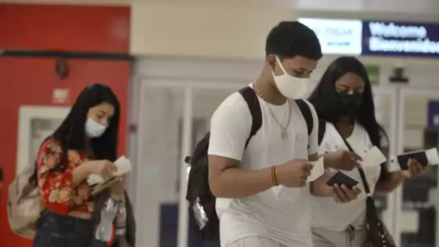 Los vuelos de salida, entre las 06:00 y las 09:48, ocho son a la ciudad de México, uno a Houston y otro a Monterrey