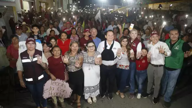 Joaquín Diaz Mena se compromete con la juventud yucateca