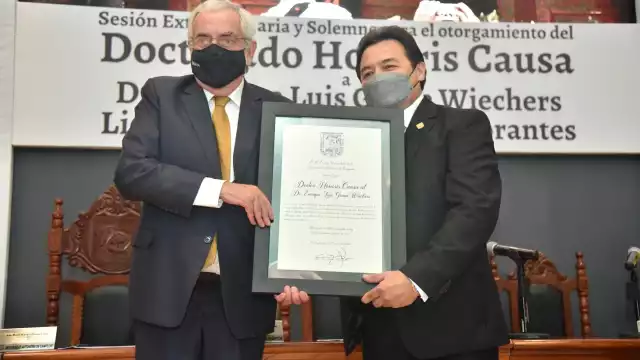 José Román Ruiz Carrillo, rector de la Universidad Autónoma de Campeche, entregó el Doctorado Honoris Causa a Enrique Graue