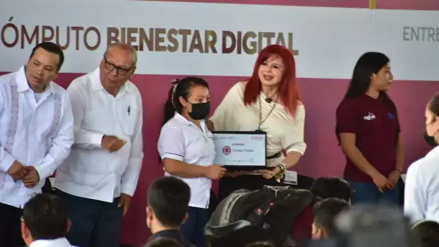 Los equipos se entregaron como parte del programa Formación Jaguar en su componente Bienestar Digital