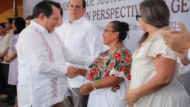 El Gobernador entrega certificados de derechos agrarios a productoras del campo de Tizimín