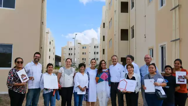 Claudia Sheinbaum y la gobernadora Mara Lezama entregaron las primeras 225 casas del programa Viviendas para el Bienestar en Playa del Carmen.