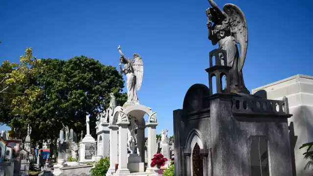 El segundo más común es el ángel orante, cuya estatua es un adulto que tiene las manos juntas