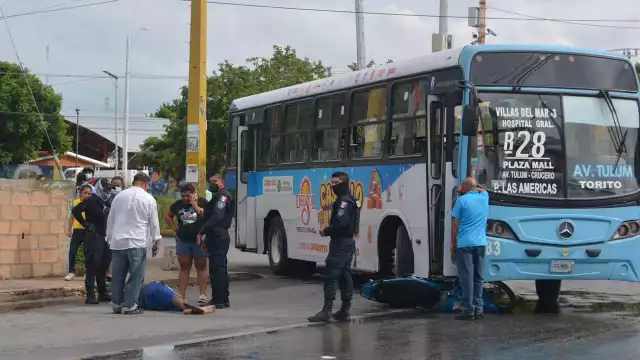 El hombre que iba a bordo de una motocicleta Italika color azul con placas 64AXW6 fue atropellada por un camión