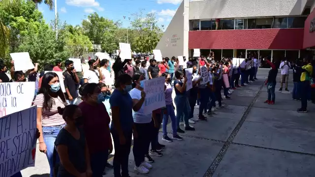 Los normalistas exigieron la intervención de la Seduc para detener el paro de labores de docentes en la Escuela Normal Rural de Hecelchakán