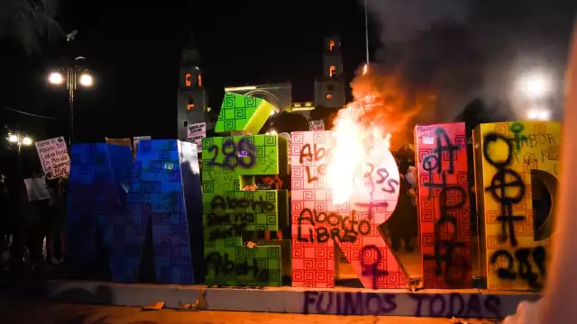 Queman letras turísticas tras marcha a favor del aborto legal en Mérida