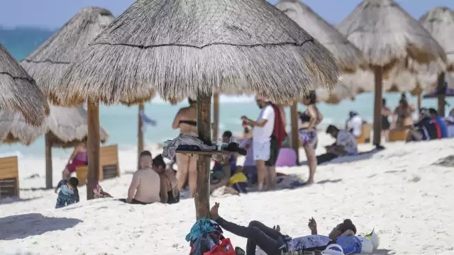 Se recomienda evitar exponerse al sol e hidratarse