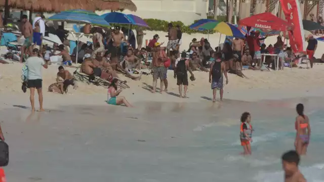 Las playas de Cancún, en especial Playa Gaviotas, lucen abarrotadas y sin las medidas sanitarias por los bañistas