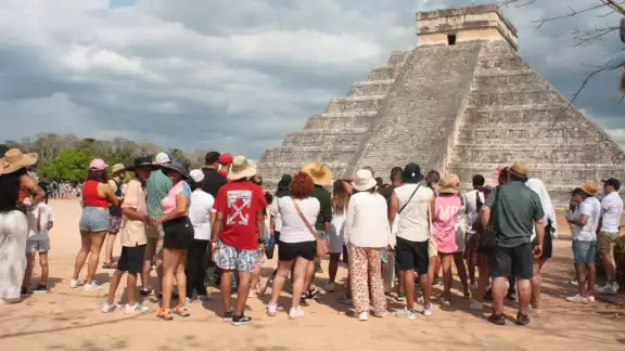 La buena afl uencia en la antigua ciudad maya impulsa localidades vecinas como Pisté y Valladolid.