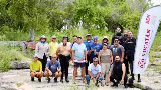 Extraen un sanitario, llantas, muebles de cocina y más basura del cenote Chen Ha en Dzityá