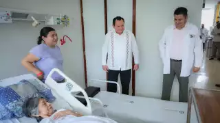 Dignifican la estancia en hospitales de Yucatán con la entrega de 80 sillas-cama