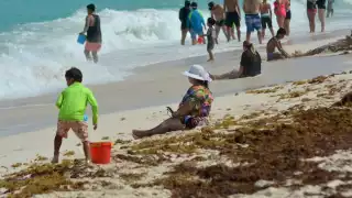 Aunque apenas es jueves, las playas de Cancún lucen repletas