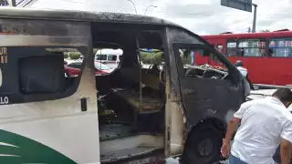 La combi quedó en pérdida total tras incendiarse en Cancún