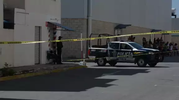 El cuerpo quedó sentado, en una calle de la Supermanzana 251, tras ser ejecutado El cuerpo quedó sentado, en una calle de la Supermanzana 251, tras ser ejecutado