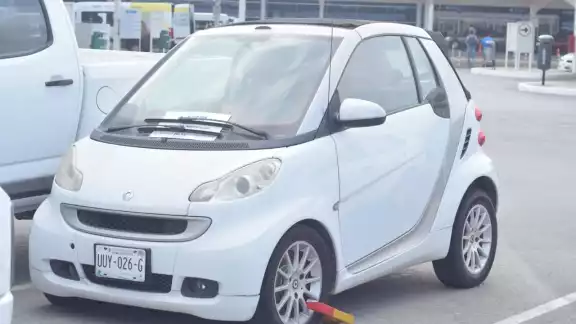 Personal de Seguridad colocó candados a vehículos que hace tres semanas están en el estacionamiento del aeropuerto de Mérida