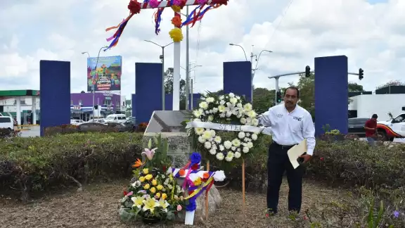 Se colocó una ofrenda floral en el Monumento al Albañil de Cancún