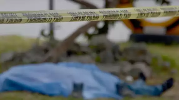 El sujeto murió y terminó con su cuerpo en un charco de sangre El sujeto murió y terminó con su cuerpo en un charco de sangre