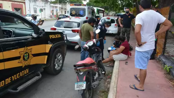 A pesar de estar lesionada, la mujer tuvo que esperar a que los policías terminaran de llenar los trámites para poder irse A pesar de estar lesionada, la mujer tuvo que esperar a que los policías terminaran de llenar los trámites para poder irse