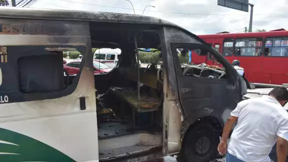 La combi quedó en pérdida total tras incendiarse en Cancún
