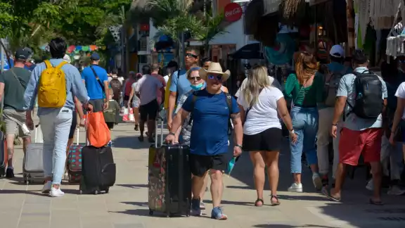Turistas abarrotan la Quinta Avenida de Playa del Carmen en plena crisis por COVID Turistas abarrotan la Quinta Avenida de Playa del Carmen en plena crisis por COVID