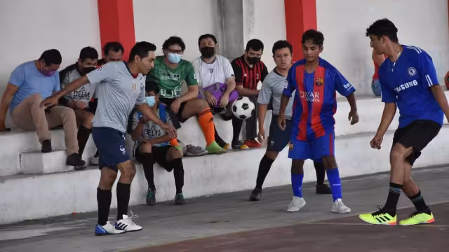 Los partidos entre ligas se disputan en diversas canchas locales como la del barrio de Santa Ana y en San Román