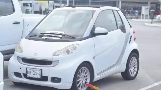 Personal de Seguridad colocó candados a vehículos que hace tres semanas están en el estacionamiento del aeropuerto de Mérida