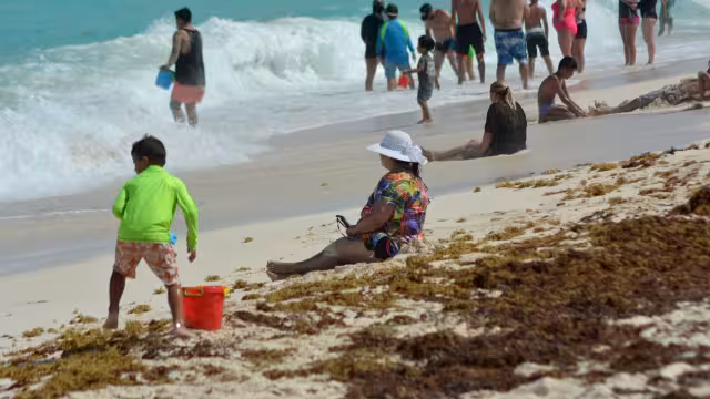 Aunque apenas es jueves, las playas de Cancún lucen repletas