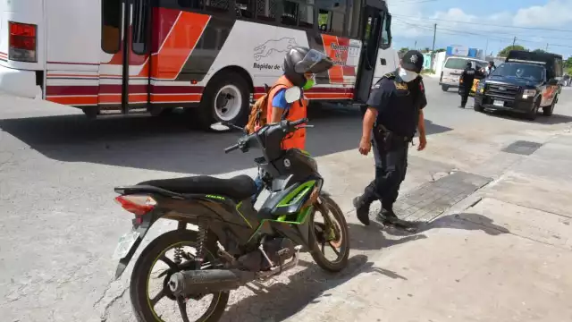 El policía le cobro mil pesos por los daños causados a la unidad
