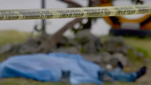 El hombre se desvaneció en el camellón de la avenida 135, donde acudieron paramédicos sólo para confirmar su muerte