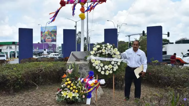 Se colocó una ofrenda floral en el Monumento al Albañil de Cancún