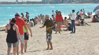 Uno de los indicativos de la alta afluencia de personas en Playa Delfines fue la falta de espacios para estacionarse