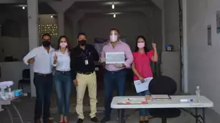 El candidato arribó a la sede del órgano electoral, donde ya lo esperaba un nutrido grupo de jóvenes