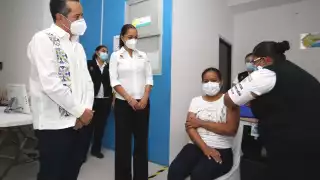 La enfermera indicó que esperaban la vacuna en la cludad.