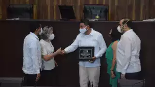 Ricardo Enrique Cetina Flores, recibiendo su reconocimiento