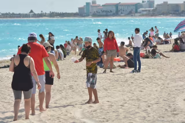 Uno de los indicativos de la alta afluencia de personas en Playa Delfines fue la falta de espacios para estacionarse