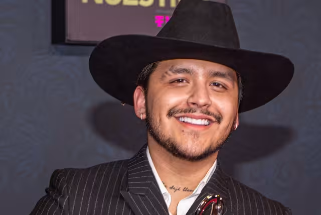 Christian Nodal fue embargado en Chihuahua, motivo que habría provocado el retraso de su presentación en el Estadio Monumental.