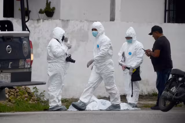 Peritos se encargaron de levantar el cuerpo del hombre ejecutado en la región 219 de Cancún