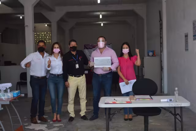 El candidato arribó a la sede del órgano electoral, donde ya lo esperaba un nutrido grupo de jóvenes