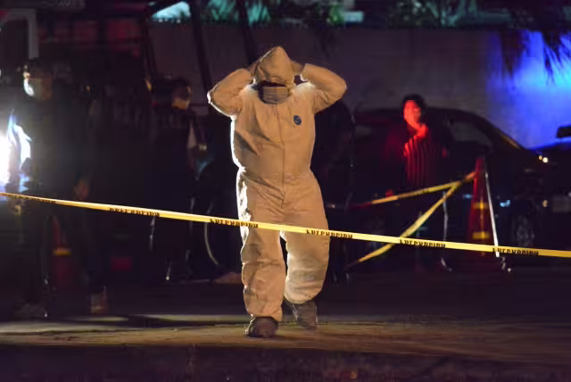 El hombre fue encontrado entre un charco de sangre