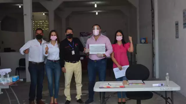 El candidato arribó a la sede del órgano electoral, donde ya lo esperaba un nutrido grupo de jóvenes