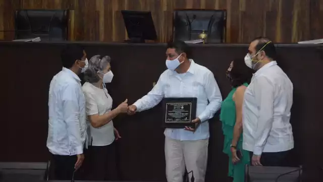 Ricardo Enrique Cetina Flores, recibiendo su reconocimiento