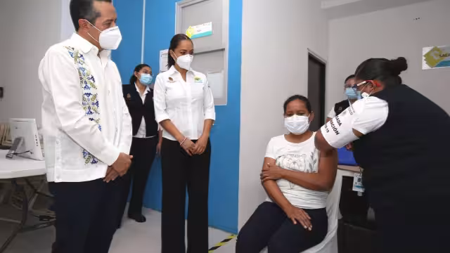 La enfermera indicó que esperaban la vacuna en la cludad.