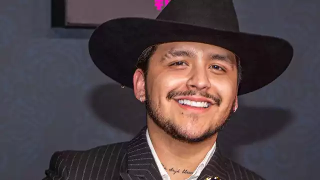 Christian Nodal fue embargado en Chihuahua, motivo que habría provocado el retraso de su presentación en el Estadio Monumental.