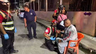 Pavimento mojado provoca derrape de motociclista y su hijo en la colonia San Nicolás de Ciudad del Carmen