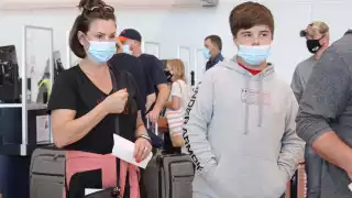 Los turistas regresan a su país antes de que entre en vigor la restricción