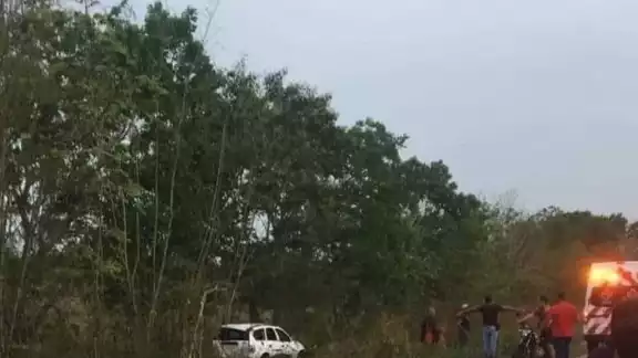 Conductores que pasaban por la zona pidieron ayuda; los paramédicos vieron a la niña de 10 años dentro de la unidad ya sin vida Conductores que pasaban por la zona pidieron ayuda; los paramédicos vieron a la niña de 10 años dentro de la unidad ya sin vida