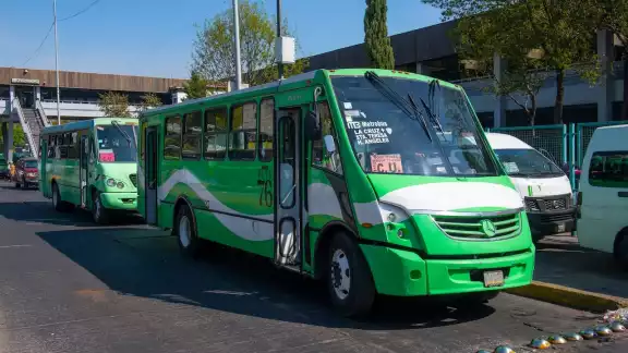 El transporte público concesionado es aquel que pertenece a gremios separados del gobierno. Foto: Especial