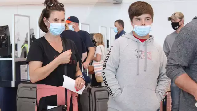 Los turistas regresan a su país antes de que entre en vigor la restricción